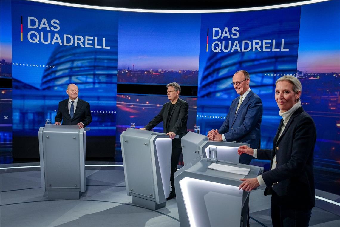 Von links: Olaf Scholz (SPD), Robert Habeck (Grüne), Friedrich Merz (CDU) und Alice Weidel (AfD) nehmen am "Quadrell" der TV Diskussion zum Bundestagswahlkampf teil.