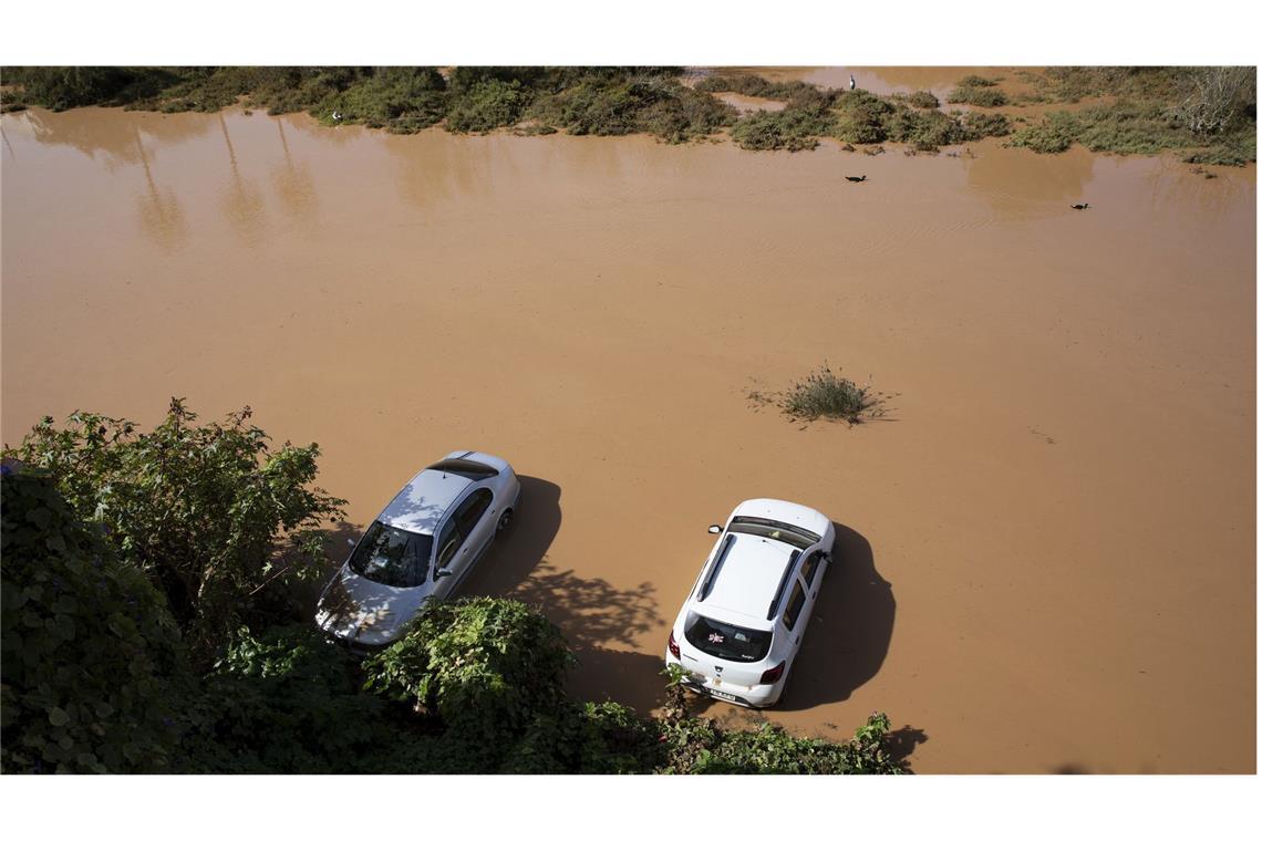 Von Wasser umgebene Autos in der Ortschaft Porto Cristo.