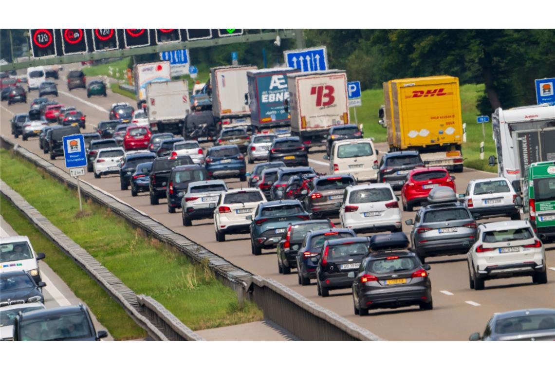 Vor allem auf den Autobahnen in Süddeutschland dürfte am Wochenende wieder viel Verkehr herrschen. (Symbolbild)