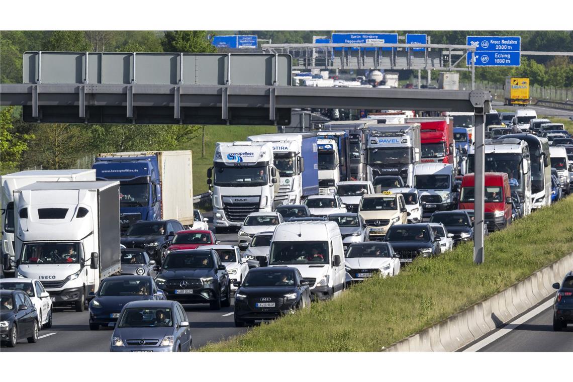 Vor allem auf der A8 zwischen Karlsruhe und Ulm ist die Staugefahr laut dem ADAC hoch. (Symbolbild)