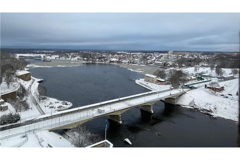 Vor allem baltische Staaten wie Estland - hier im Bild eine Grenzbrücke von der Stadt Narva nach Russland - gelten als mögliches Angriffsziel. (Archivbild)