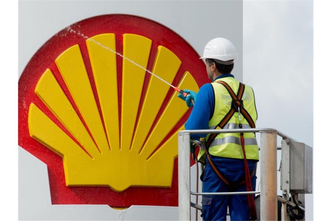 Corona brockt Shell zweistelligen Milliarden-Verlust ein Vor allem der Ölpreisverfall im vergangenen Jahr machte Shell zu schaffen. (Symbolbild). Foto: picture alliance / dpa