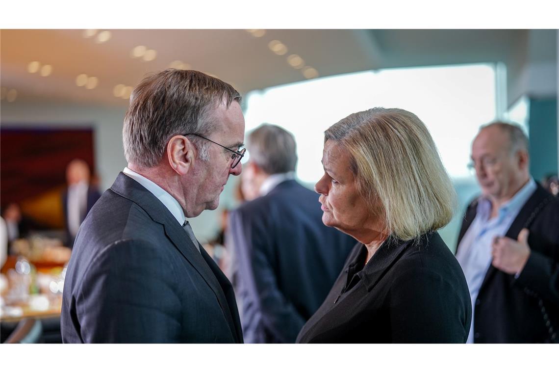 Vor Beginn der Innenministerkonferenz in Rheinsberg nimmt Bundesinnenministerin Nancy Faeser (SPD) in Berlin wahr - im Innenausschuss des Bundestages und im Kabinett.