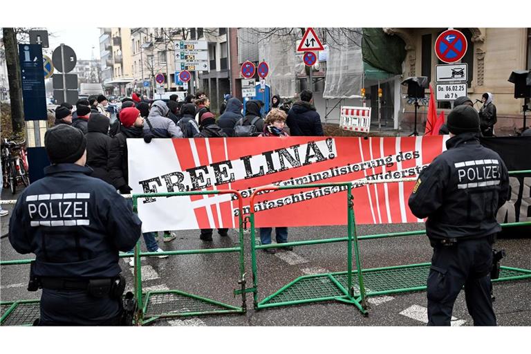 Vor dem BGH haben sich Sympathisanten zu einer Solidaritätskundgebung versammelt.