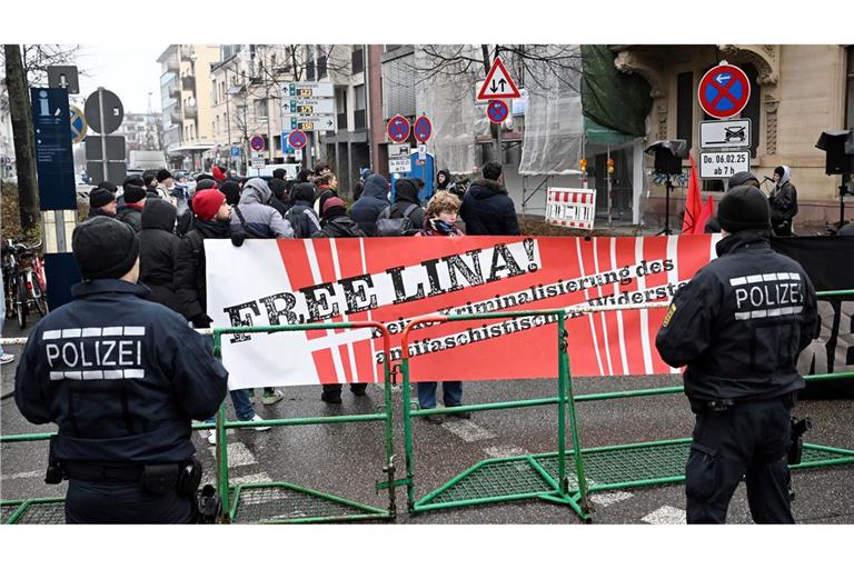 Vor dem Bundesgerichtshof (BGH) findet eine Demonstration statt.