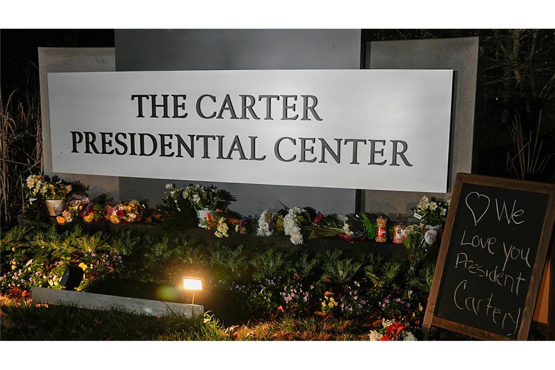 Vor dem Carter Presedntial Center in Atlanta legten viele Trauernde Blumen nieder.