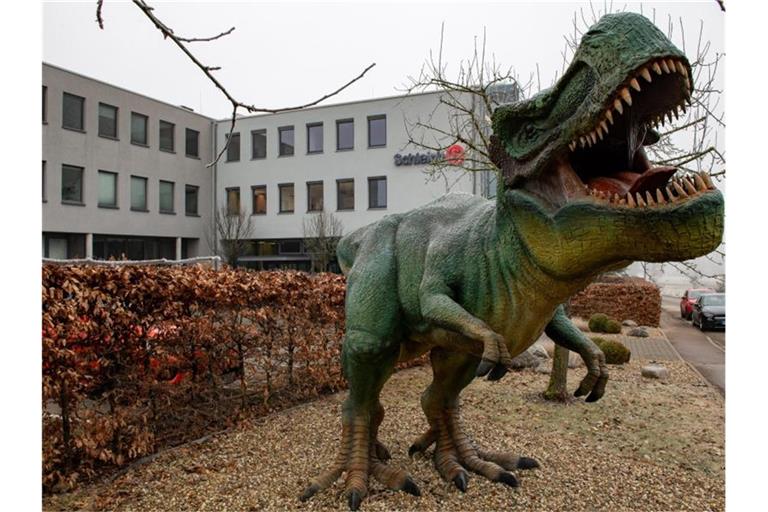 Vor dem Firmensitz von Schleich in Herlikofen steht die Nachbildung eines Dinosauriers. Foto: Stefan Puchner/dpa/Produktion