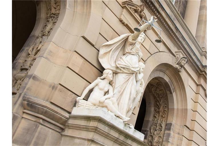 Vor dem Gerichtsgebäude hält eine Statue der Justitia eine Waagschale. Foto: Stefan Puchner/dpa/Symbolbild