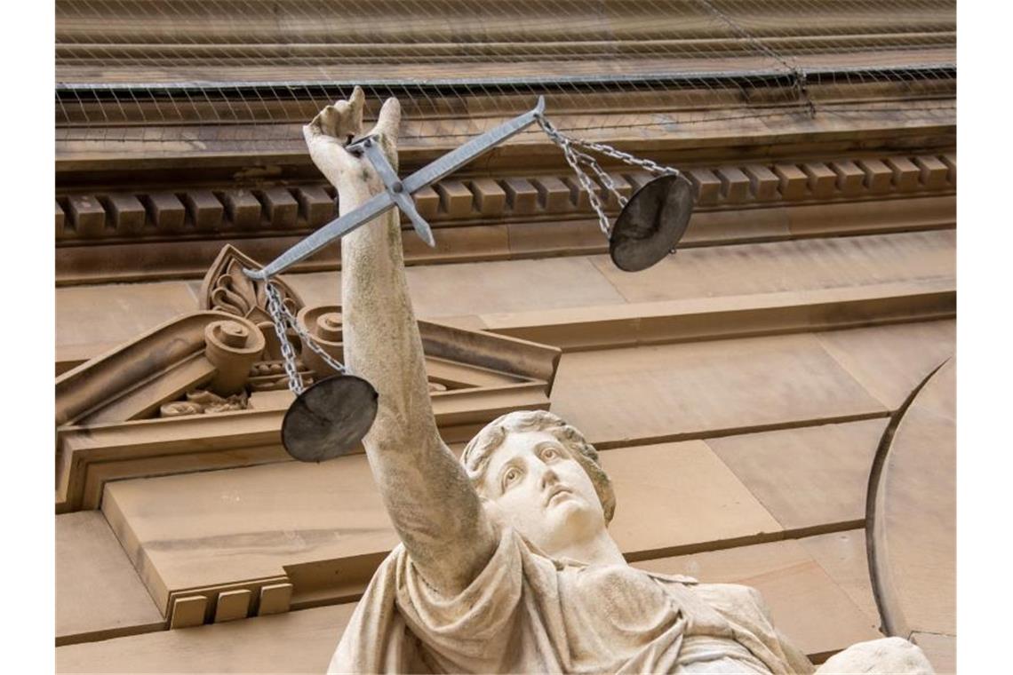 Vor dem Landgericht hält eine Statue der Justitia eine Waagschale. Foto: Stefan Puchner/dpa/Symbolbild