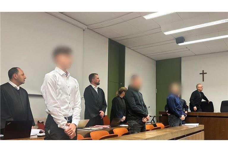 Vor dem Landgericht München I stehen drei junge Männer in der Anklagebank. (Archivbild)