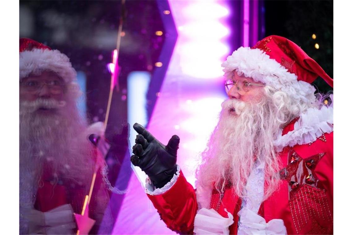 Großbritannien beklagt Weihnachtsmänner-Engpass Vor dem Londoner Kaufhaus Selfridges wurde ein Weihnachtsmann gesichtet. Foto: Aaron Chown/PA Wire/dpa