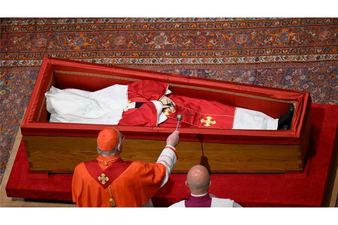 Sarg von Franziskus verschlossen Vor dem Schließen des Sarges segnet der Camerlengo Joseph Farrell den gestorbenen Papst.