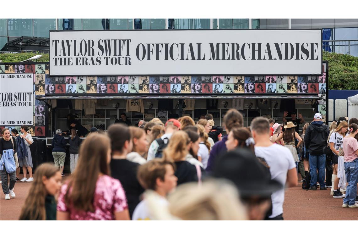 Vor dem Stadion in Gelsenkirchen konnten sich Fans mit Shirts, Pullovern oder Taschen von Swift eindecken.