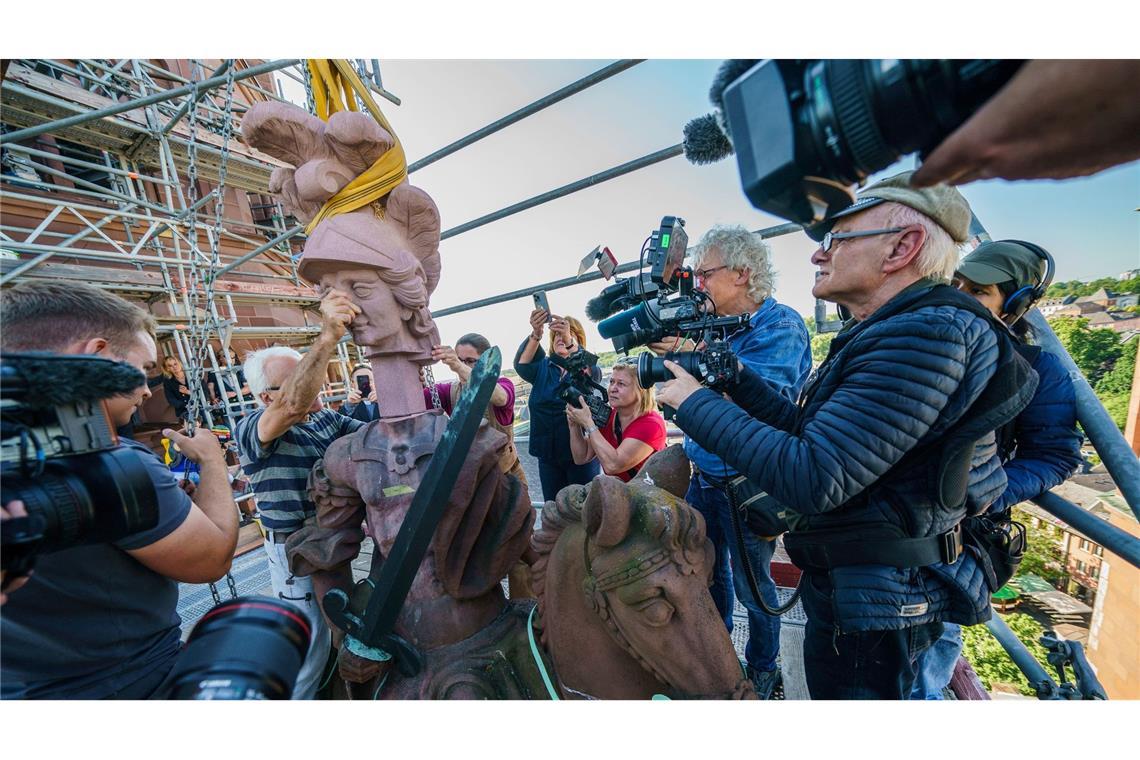 Vor den Augen von  Journalisten wird der neue Kopf der Sankt Martins-Statue montiert. Seit mehr als 200 Jahren steht die Statue auf dem Westchor des Mainzer Doms. Unter Witterungseinflüssen hat der Bistumspatron so stark gelitten, dass der Kopf ersetzt werden musste.