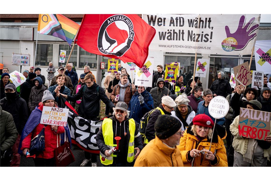 Vor der AfD-Bundesgeschäftsstelle im Norden Berlins demonstrieren etwa 200 Menschen lautstark gegen die