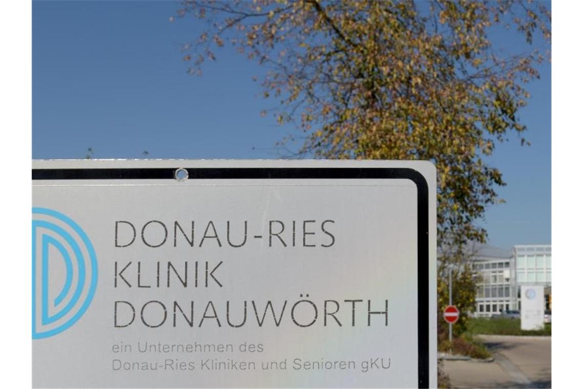 Vor der Donau-Ries Klinik weist ein Schild auf das Haus hin. Foto: Stefan Puchner/dpa/Archivbild