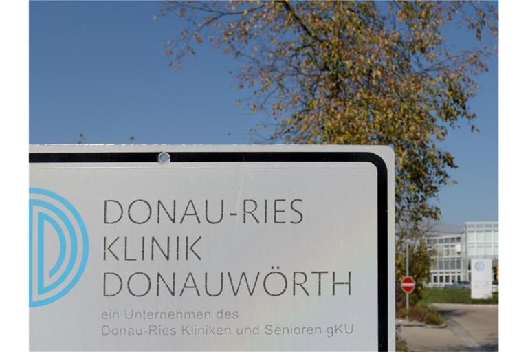 Vor der Donau-Ries Klinik weist ein Schild auf das Haus hin. Foto: Stefan Puchner/dpa/Archivbild