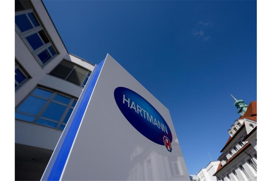 Paul Hartmann: Umsatzrückgang im zweiten Jahr der Pandemie Vor der Konzernzentrale des Medizinartikelproduzent Paul Hartmann AG ist das Firmenlogo zu sehen. Foto: Stefan Puchner/dpa/Archivbild