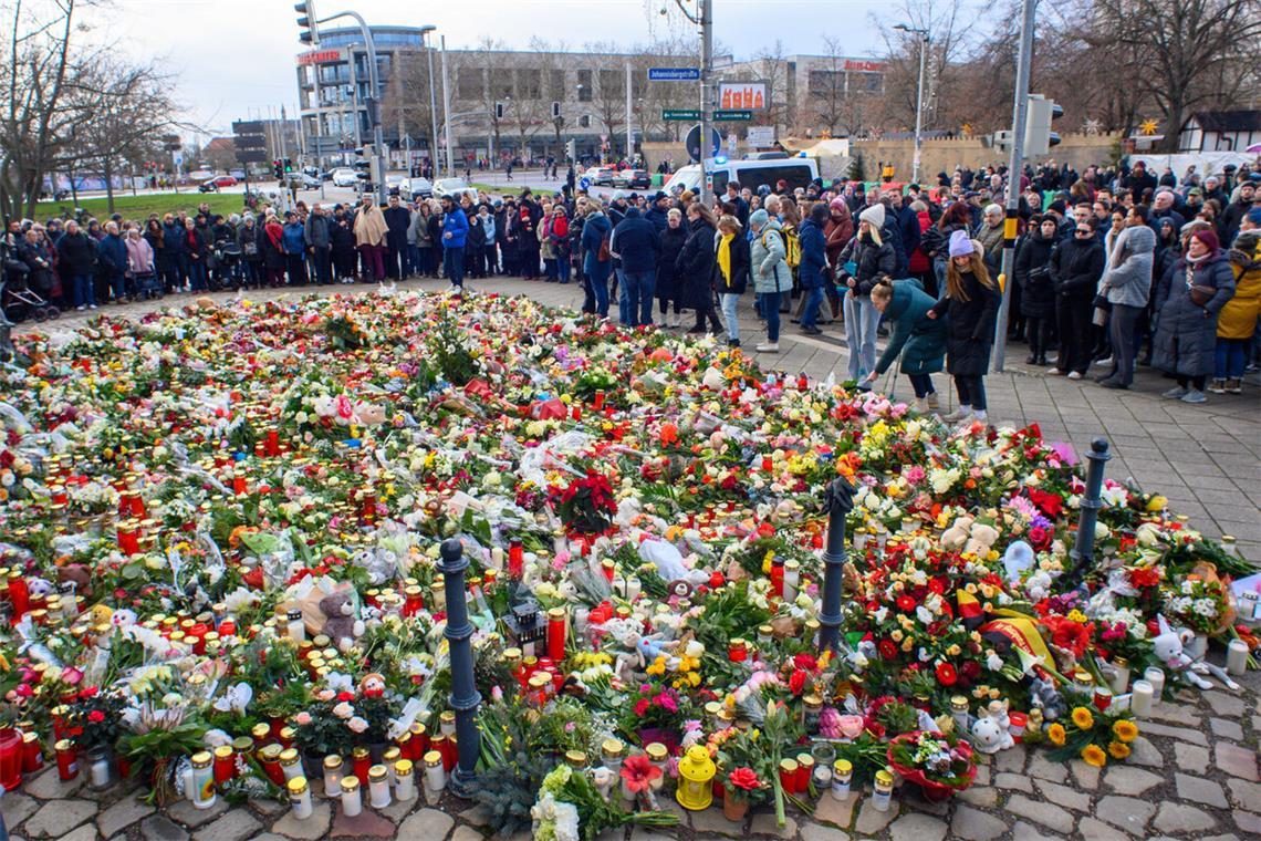 Vor der Magdeburger Johanniskirche versammelten sich am Sonntag viele Menschen zum Gedenken an die Opfer.Vor der Magdeburger Johanniskirche versammelten sich am Sonntag viele Menschen zum Gedenken an die Opfer.