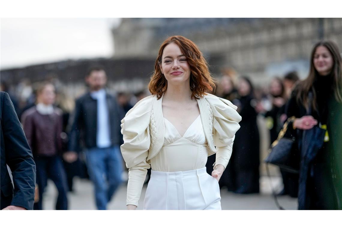 Vor der Oscar-Verleihung hat Emma Stone noch einen Abstecher nach Paris gemacht. Die Schauspielerin gehört bei der Fashion Week zu den Gästen der Louis-Vuitton-Show.