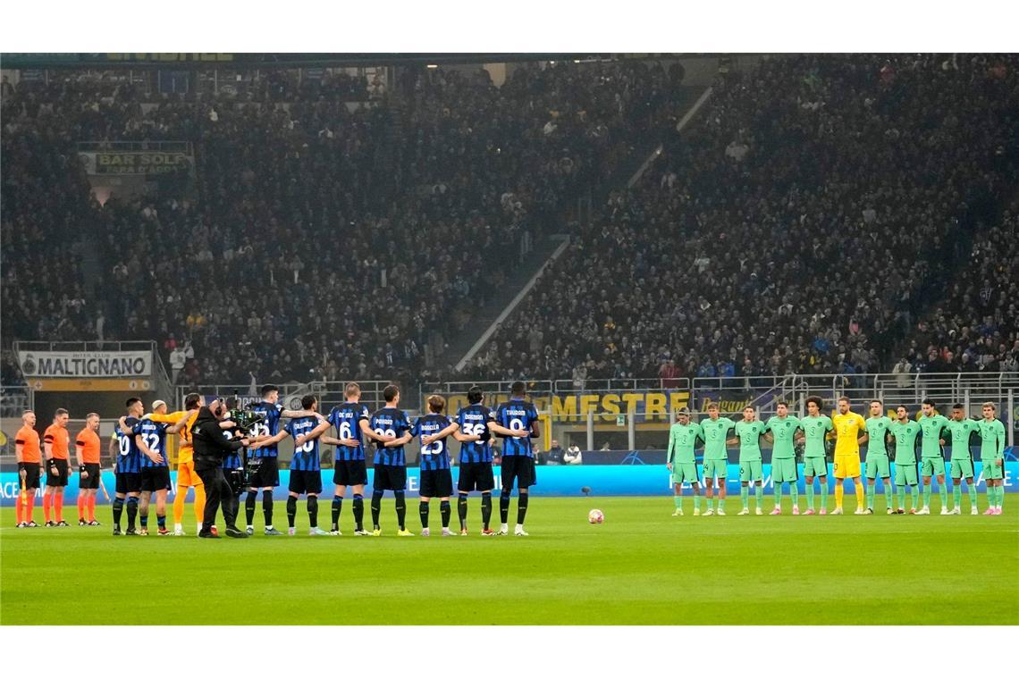 Vor der Partie in Mailand hielten die Spieler beider Teams eine Schweigeminute zu Ehren von Andreas Brehme ab.