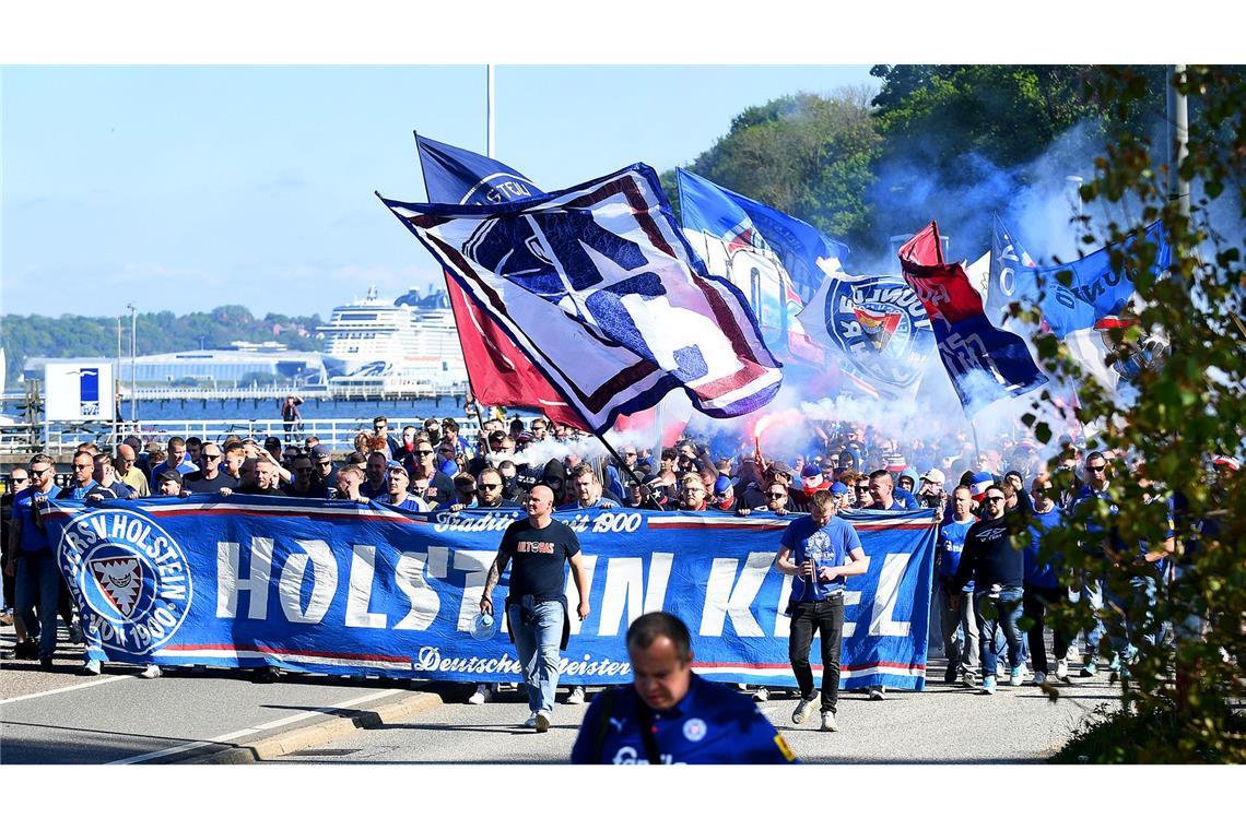 Vor der Partie organisierten die Kieler Fans einen Fanmarsch.