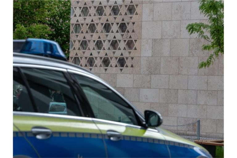 Vor der Synagoge in Ulm steht ein Polizeiauto. Foto: Stefan Puchner/dpa/Archivbild