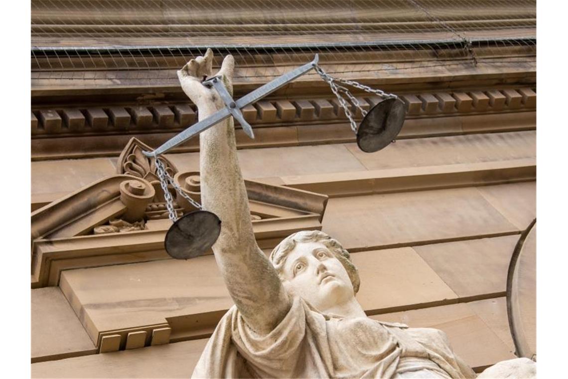 Vor einem Gericht hält eine Statue der Justitia eine Waagschale. Foto: Stefan Puchner/dpa/Symbolbild