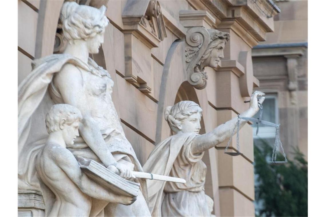 Stuttgart: Verwaltungsgericht hebt Verbot von Autokorso auf Vor einem Gerichtsgebäude steht u.a. eine Statue der Justitia. Foto: Stefan Puchner/dpa/Symbolbild