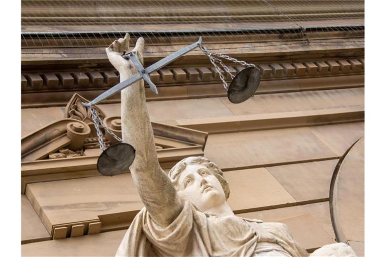 Vor einem Landgericht hält eine Statue der Justitia eine Waagschale. Foto: Stefan Puchner/dpa/Symbolbild