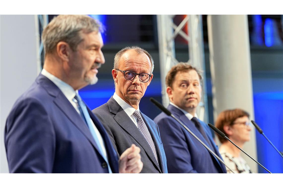 Beschleunigte Einbürgerung für gut Integrierte wird beendet Vor Hunderten von Journalisten und Journalistinnen stellen die vier Parteivorsitzenden die Grundzüge des zwischen ihnen vereinbarten Koalitionsvertrags vor.
