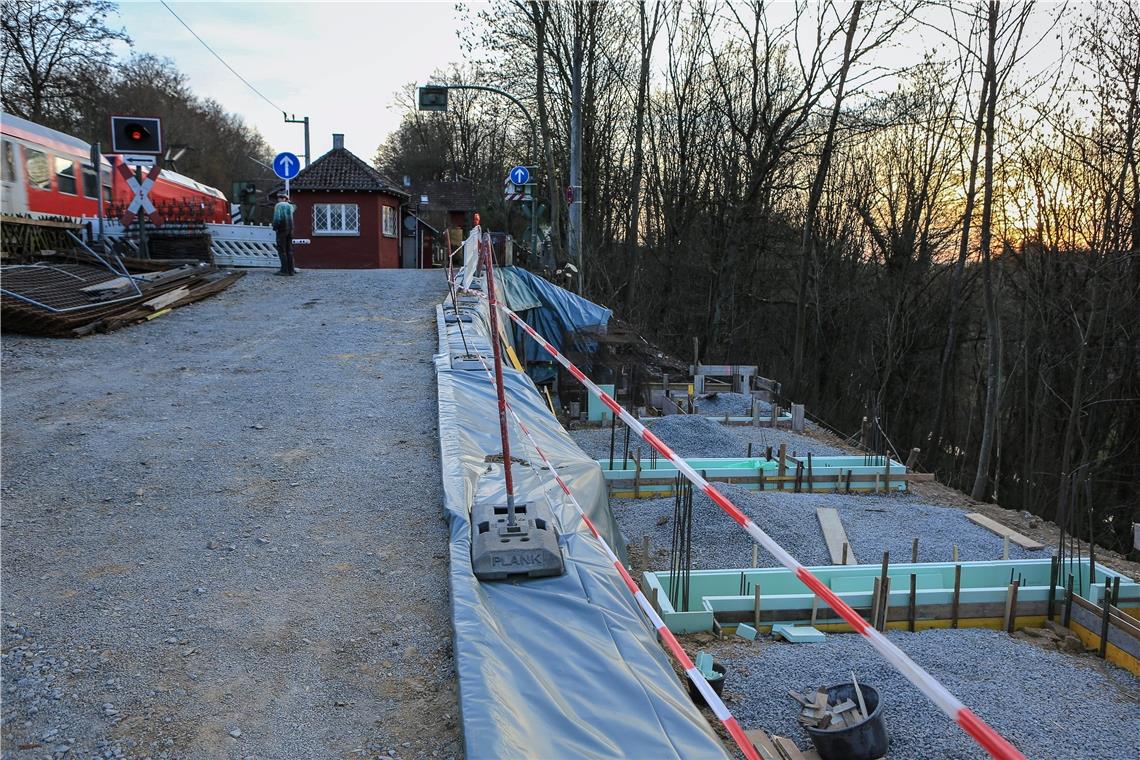 Vor sieben Jahren wurde das Bestandsgebäude am Bahnübergang abgerissen, kurz darauf fingen die Arbeiten am Neubau an.