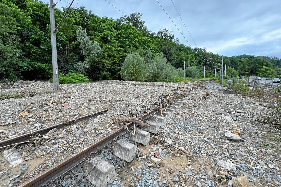 Vorerst kein Zugverkehr. Erdrutschungen haben Schienen auf einer Länge von etwa zehn Kilometern beschädigt. Foto: Deutsche Bahn