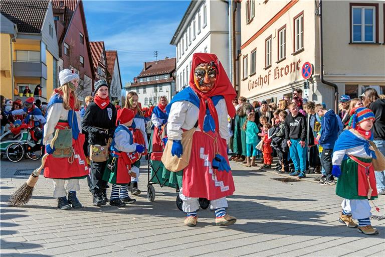 Vorne mit dabei beim Umzug durch Sulzbach sind die Stäffeleshexen des Carnevalsvereins.Fotos: Stefan Bossow