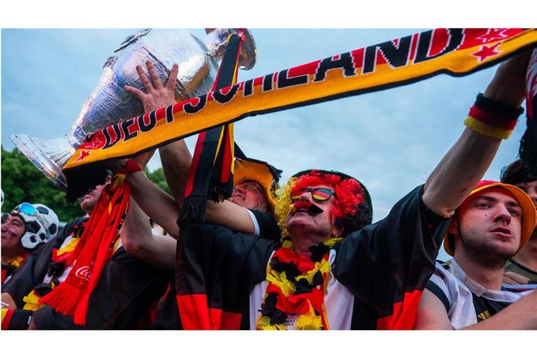 Vorsicht, Herz leidet mit! Fans jubeln auf der Fanmeile vor dem Brandenburger Tor am 23. Juni beim Spiel Deutschland gegen die Schweiz.