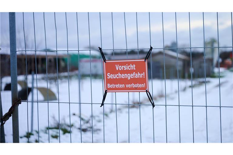 „Vorsicht Seuchengefahr!“ steht auf einem Schild an einem Betrieb in Mehrow. Zum Schutz vor einer möglichen Ausbreitung der Maul- und Klauenseuche sollen am Vormittag vorsorglich rund 200 Schweine im brandenburgischen Landkreis Barnim getötet werden. Nun hat Südkorea Schweinefleischimporte aus Deutschland verboten.