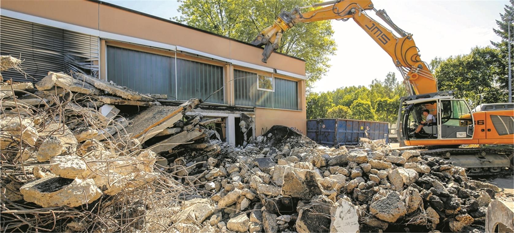 Alte Turnhalle wird jetzt abgerissen Vorsichtig greift die Schere des Abrissbaggers zu. Das meiste Abbruchmaterial wird recycelt. In zwei Wochen wird von der alten Turnhalle in Hohnweiler nichts mehr zu sehen sein. Foto: A. Becher