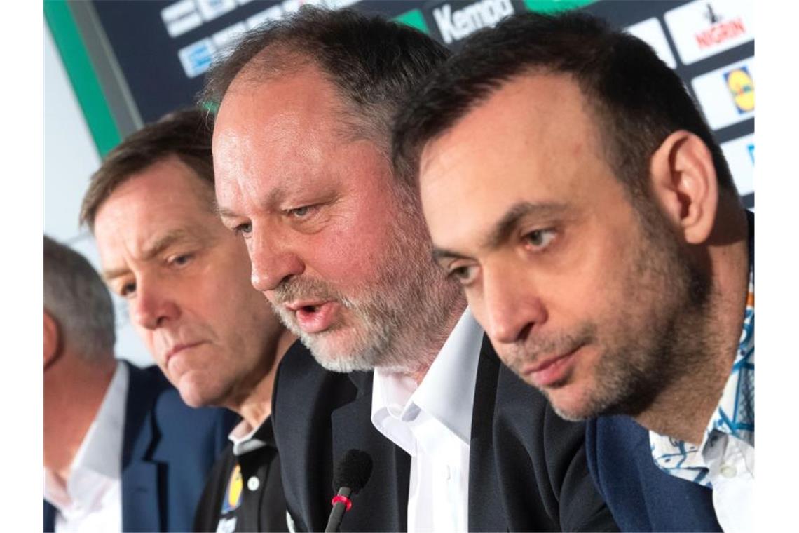 Gislason vorgestellt: DHB-Führung verteidigt Trainerwechsel Vorstellung des neuen Handball-Bundestrainers Alfred Gislason (l-r) mit DHB-Präsident Andreas Michelmann und Vizepräsident Bob Hanning. Foto: Julian Stratenschulte/dpa