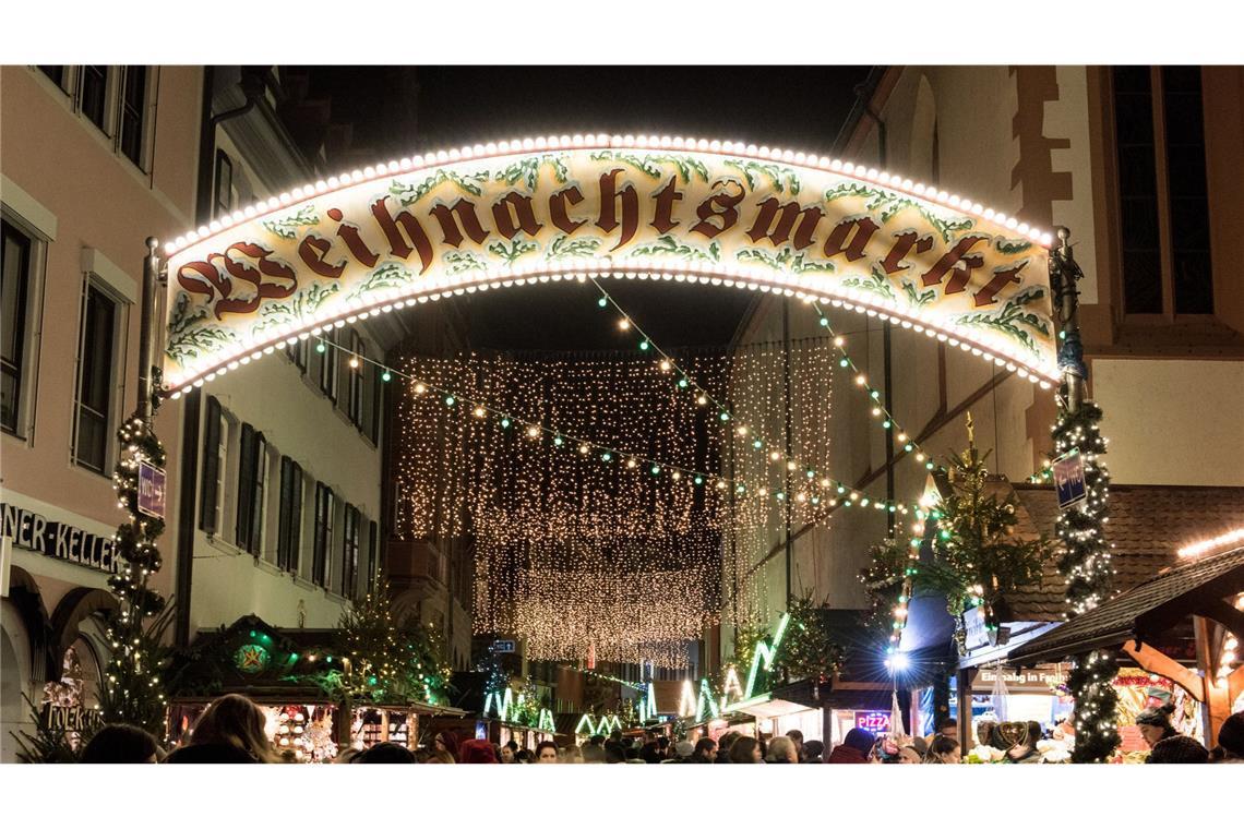 Vorweihnachtliche Stimmung am Abend in der Freiburger Altstadt.