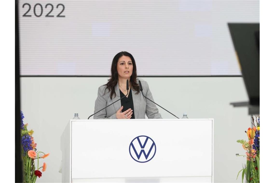 Chipmangel hält VW unter Druck VW-Betriebsratschefin Daniela Cavallo bei der digitalen Betriebsversammlung in Wolfsburg. Foto: Kevin Nobs/VW-Betriebsrat/dpa