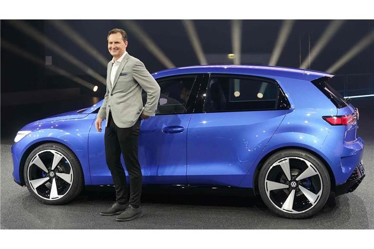 VW-Vorstandsvorsitzender Thomas Schäfer mit der im März 2023 vorgestellten Elektro-Kleinwagen-Studie ID.2all. 2027 soll ein noch kleinerer ID.1 folgen.