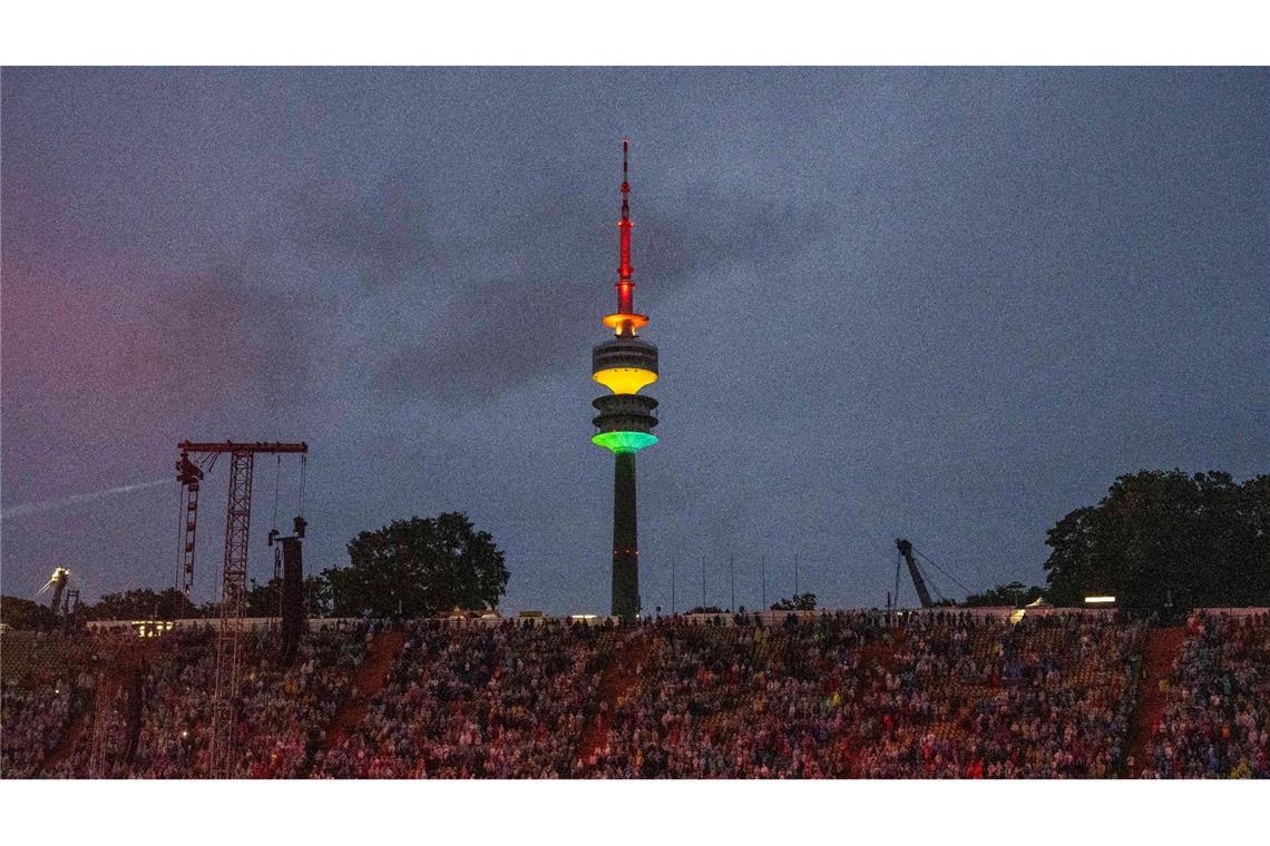 Während der österreichische Sänger Andreas Gabalier im Münchner Olympiastadion auftritt, leuchtet im Hintergrund der Olympiaturm in Regenbogenfarben. Mehrere Hunderttausend Menschen haben den Christopher Street Day in der bayerischen Hauptstadt gefeiert.