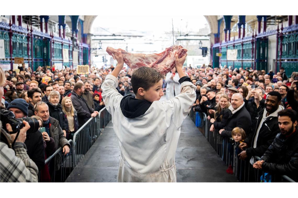 Während der Weihnachtsfleischauktion auf dem Smithfield Market in der Londoner City wird Fleisch ausgestellt. Die Händler versteigern ihr überschüssiges Fleisch öffentlich - eine Tradition, die schon seit gut einem Jahrhundert besteht.