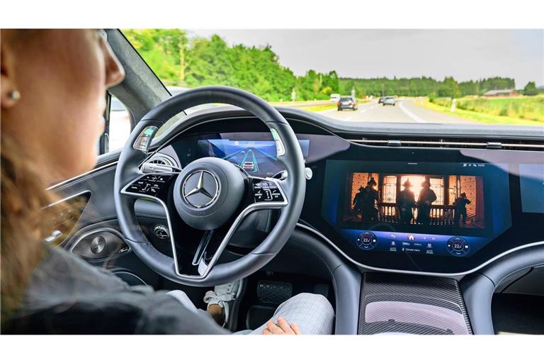 Während des autonomen Fahrens ist sogar das Fernsehen erlaubt. Innerhalb von zehn Sekunden müssen Fahrer oder Fahrerin aber in der Lage sein, das Steuer zu übernehmen.