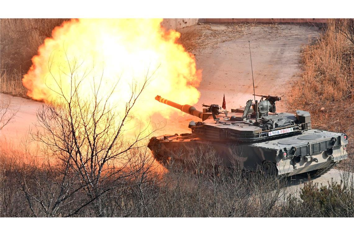 Während in der Ukraine tatsächlich ein Krieg geführt wird, handelt es sich in diesem Fall lediglich um eine Übung: Ein südkoreanischer K1A2-Panzer feuert während der jährlichen gemeinsamen Militärübung von Südkorea und den Vereinigten Staaten.
