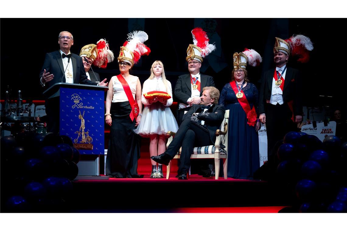 Während Jauch sich bedankte, nahm Gottschalk auf dem Ordensträger-Sessel Platz. Er selbst hat ihn 2001 bekommen.