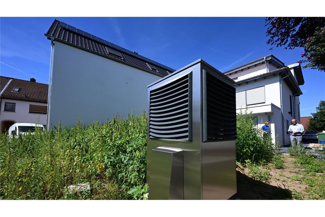 Wärmepumpe am Haus: Die vorzugsweise mit Grünstrom angetriebenen Geräte sollen eine wichtige Rolle für das Erreichen der Klimaziele  spielen.