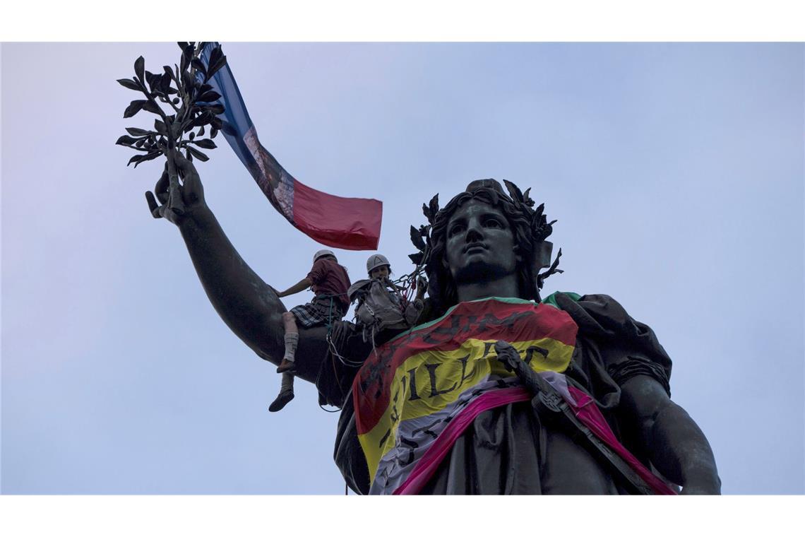 Wahlen in Frankreich: Franzosen protestieren auf Platz der Republik gegen Rechts. Französische Oppositionsparteien und Verbände versuchen, einen Erdrutschsieg der rechtsextremen in der zweiten Runde der Parlamentswahlen am kommenden Sonntag zu verhindern.