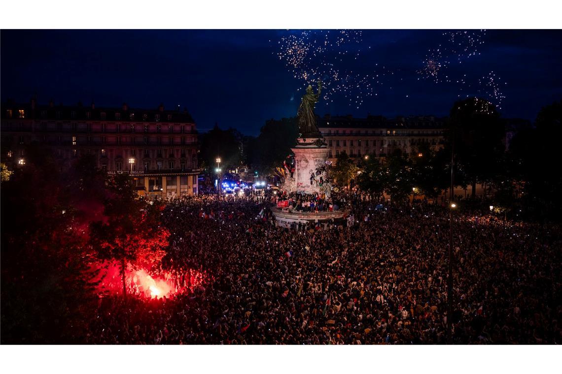 Wahlen in Frankreich: Menschen reagieren auf die ersten Hochrechnungen bei der zweiten Runde der Parlamentswahlen und feiern auf der Place de la Republique in Paris mit Feuerwerk. Bei der Parlamentswahl in Frankreich liegt nach Hochrechnungen zufolge das Linksbündnis überraschend vorn.