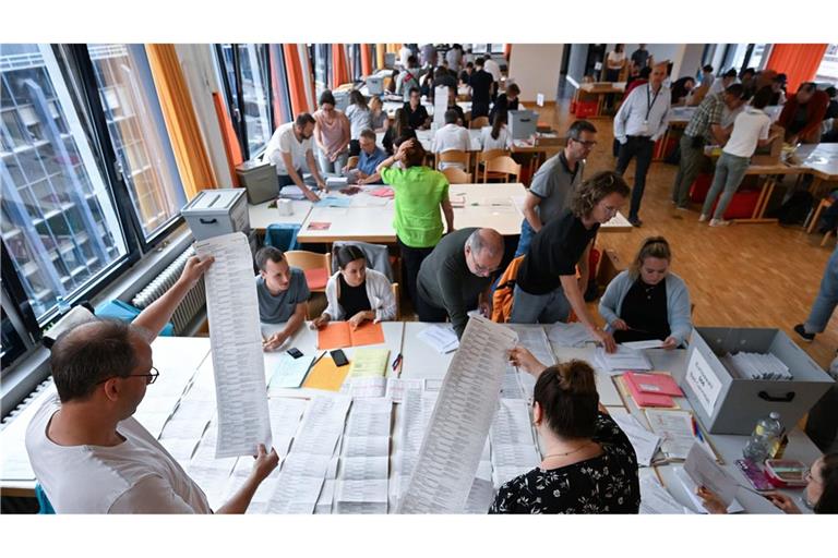 Wahlhelfer im Schwabenzentrum in Stuttgart zählen Wahlzettel aus – hier noch zur Europawahl.